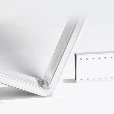 18A Barras espaciadoras de aluminio plegable de frecuencia para ventanas de puertas en color plateado y negro