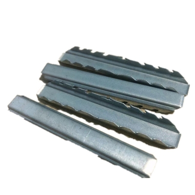 Máquina de inserción de llaves articulaciones de esquina de aluminio en forma de triángulo de acero para la industria