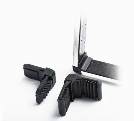 Conecta el separador de aluminio con el conector de esquina de plástico duradero en negro y gris
