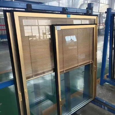 Ventanas y puertas modernas de aluminio con persianas incorporadas y vidrio aislante